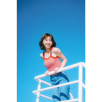 日向坂46富田鈴花、“楽園”までの船上で会心の笑顔 1st写真集新規カット解禁