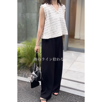 大人の甘めパンツコーデのお手本。体型カバーも計算済みの夏のモノトーン【40代の毎日コーデ】