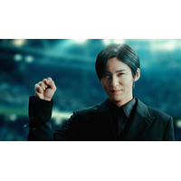 Snow Man目黒蓮、スーツ姿で華麗なシュート披露 多彩な表情で現場魅了した新CM公開