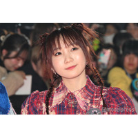 幾田りら、ミニ丈✕透けタイツで美脚際立つ ロンドン満喫コーデに「可愛すぎる」の声