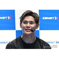 バレー西田有志選手、⼆⼦⽟川の街中で技披露 サービス精神で会場魅了