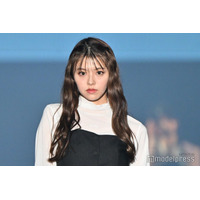 鈴木ゆうか、美背中披露のオフショルコーデ ユニバショットに「可愛すぎる」「カチューシャと合ってる」の声