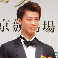 竹内涼真、凛々しい横顔を見せたドラマオフSHOTに反響「やっぱり男前！」「カッコいい」
