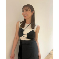 新山千春、美背中大胆披露のサマースタイルに反響「美しい」「黒コーデ素敵」