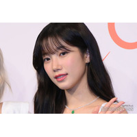 LE SSERAFIMカズハ、美背中＆デコルテ輝くベアトップドレス姿「上品で素敵」「さすがのスタイル」の声