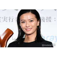 榮倉奈々、美背中見せドレス姿に視線集中「さすがのスタイル」「ヘルシーな色気」