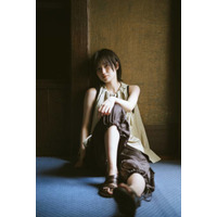 櫻坂46的野美青、ヘルシー肌見せSHOTにうっとり…歴史ある洋館で際立つ存在感と美しさ