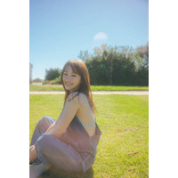 川栄李奈、ほっそり美背中がチラリ！明るい笑顔とヘルシーボディが映える水着SHOT披露