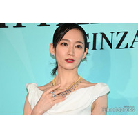 吉岡里帆、美デコルテ輝くオフショルドレス姿 正月の実家帰省が「1番輝いている」理由【ティファニー銀座 オープニングイベント】