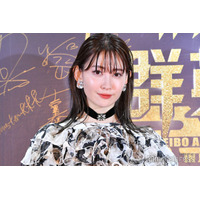 小嶋陽菜、ショーパンから美脚スラリ ディズニーコーデに「可愛すぎる」「スタイル抜群」と反響