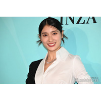 土屋太鳳、胸元シースルーの大胆ドレス姿 舞台オフショットに「美しい」「一瞬で目を奪われた」の声