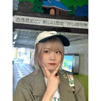 ハラミちゃん、ミニスカから美脚披露「スタイルいい」「綺麗」の声