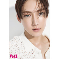 ROIROM浜川路己、至近距離で美貌際立つ「VOCE」初の単独表紙