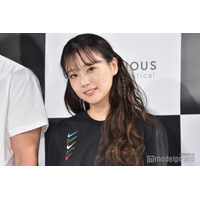 重盛さと美、ショート丈私服で素肌見せ 愛犬との散歩ショットに「癒やされる」「くびれが綺麗」の声