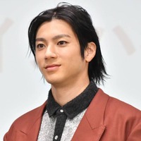 山田裕貴、堤真一との『木の上の軍隊』オフSHOTに反響「いい写真だなぁ」「泣いてしまいそう」