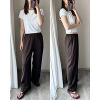 蒸し暑い日でも快適。【ユニクロ】サテンパンツでつくる涼感きれいめカジュアル【40代の毎日コーデ】