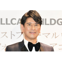 川崎麻世、21歳下美人妻とのランチデート報告「ラブラブで素敵」「奥さんスタイルいい」の声
