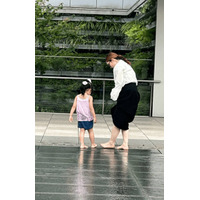 平野ノラ、4歳愛娘と銀座へ！微笑ましい親子の水遊びSHOT公開「わんぱくおてんば娘ですから」