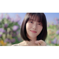 浜辺美波「嬉しくて幸せな気持ちに」最も記憶に残っている誕生日エピソード明かす 白ワンピ姿で新CM出演