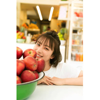 注目の若手俳優・藤崎ゆみあ、笑顔が眩しいお茶目SHOT披露！ギリシャを舞台にナチュラルな魅力があふれる