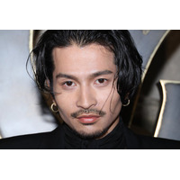 King Gnu常田大希、スキンヘッド姿に注目集まる「頭の形が綺麗すぎ」「顔立ちの良さが際立つ」