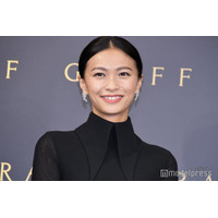 榮倉奈々、美脚全開のハーフパンツコーデに「さすがのスタイル」「上品で素敵」注目集まる