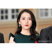 KARA知英、ミニ丈×タトゥーストッキングで美脚スラリ「着こなし可愛すぎる」「スタイル抜群」と反響