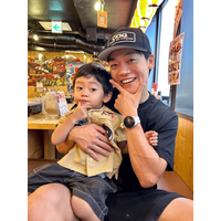 おばたのお兄さん、1歳愛息子と“お揃いポーズ”でパシャリ！親子2SHOT披露「久しぶりの家族タイム」