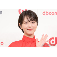 浜辺美波、おへそチラリミニ丈ニット姿披露「可愛すぎ」「引き締まり方が理想」