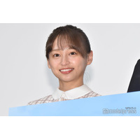 影山優佳、肩出し韓国旅行コーデに熱視線「どの系統も似合うのさすが」「透明感すごい」