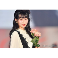 越智ゆらの、ミニショーパンから美脚披露「脚真っ直ぐで綺麗」「可愛い」の声