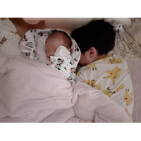 第5子出産の辻希美、次女に寄り添って眠る6歳三男SHOTを公開「朝の私達」「あったかい」