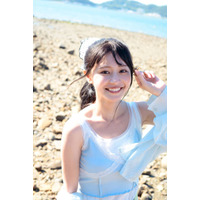 椛島光、爽やか肌見せコーデで笑顔がキラリ！“心の距離感45cm”をテーマにした物語を紡ぐ