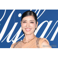 アンミカ、大胆スリットから美脚スラリ オフショル衣装姿に「さすがのスタイル」「圧巻」の声