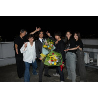 King ＆ Prince高橋海人・中村倫也、笑顔でクランクアップ “チームDOPE”駆けつける【コメント】