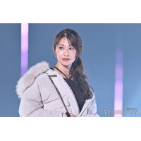 桜井玲香、大人っぽい表情に釘付け ダウン×黒ワンピで冬の装い【TGC2025A/W】