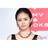 「御上先生」で話題・安斉星来、美脚透けるVネックワンピ姿に「スタイル抜群」「大人の色気」の声