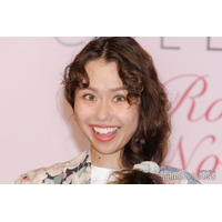 peco、すっぴんパジャマ姿披露「アメリカ映画のワンシーンみたい」「可愛すぎ」の声