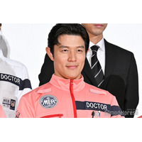 鈴木亮平「TOKYO MER」初衣装合わせショット公開「感慨深い」「初々しい」の声