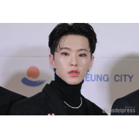 SEVENTEENホシ、入隊日に坊主へのカットの様子公開「行ってきます」