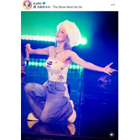 浜崎あゆみ、美デコルテ披露のステージSHOT！アジアツアー後半戦への想いに「気合い最高」「頑張れ！！」の声