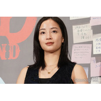 広瀬すず、ノースリーブ衣装で登場 共演者の可愛さにとろける【宝島】