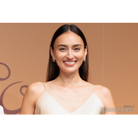 長谷川潤、キャミドレス姿で登場 12歳長女とのCM共演に思い語る「うるっときちゃう」