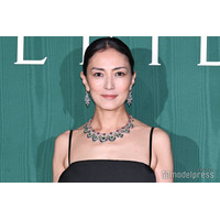 板谷由夏、大胆サイド空きドレスで美脚スラリ 宮澤エマ・吉田羊らドレスアップし集結【ブルガリ展覧会フォトコール第二夜】