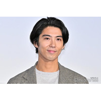 賀来賢人、じゃれ合いプラベショット公開「父親あるある」「可愛いお手々」の声