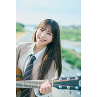 日向坂46下田衣珠季、ギター持ちキュートな笑顔「五期生のぽかぽか写真館」5人目公開