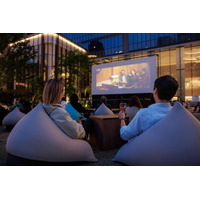 『シェフ 三ツ星フードトラック始めました』ほか、麻布台ヒルズで“秋を味わう映画”を上映「OUTDOOR CINEMA」10月10日から