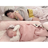 辻希美、0歳次女と6歳三男の“可愛い界隈”SHOTを公開「使い方あってる?!笑」