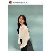 鈴木愛理、主演ドラマ『推し上司』ニコニコ笑顔のオフSHOTに「最高！」「かわいすぎる」の声