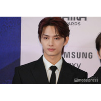 ジュン、SEVENTEEN＆ジャッキー・チェンの豪華記念ショット公開「ゲストがレベチ」「大スターと大スターの共演」の声